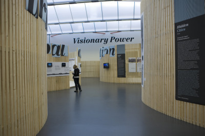 https://iabr-content.ourpolitesociety.net/media/pages/biennales/power/ddb83a778e-1692024903/iabr-2007-tentoonstelling-selectie-pers-1-all-imges-diewertje-komen-400x.jpg